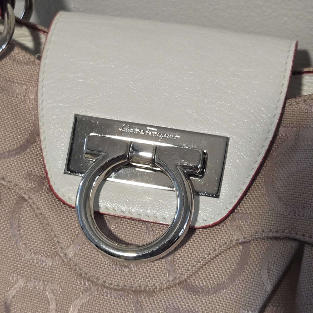 Salvatore Ferragamo Gancini Satchel in Blush Jacquard and White Leather - Picture 7 of 11